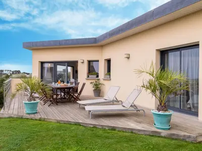 Jardin de l'établissement Holiday Home Maison de Plain Pied - Vue Mer by Interhome