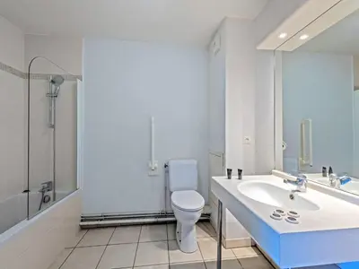 Salle de bains dans l'établissement Vacancéole - Le Domaine de Bertheaume