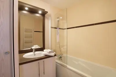 Salle de bains dans l'établissement Résidence Goélia Les Roches