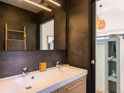 Salle de bains dans l'établissement Holiday Home Breizh Riviera by Interhome