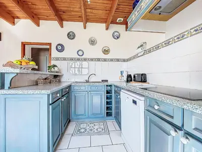 Cuisine ou kitchenette dans l'établissement Holiday Home Pors Bae by Interhome