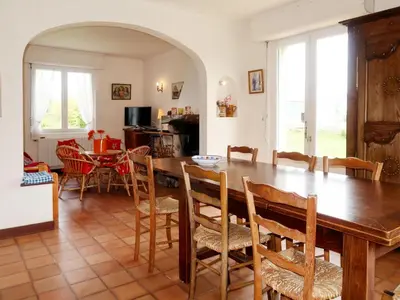 Télévision ou salle de divertissement dans l'établissement Holiday Home Les Genêts by Interhome
