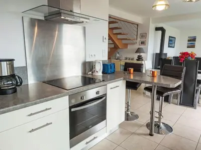Cuisine ou kitchenette dans l'établissement Holiday Home L'Iroise by Interhome