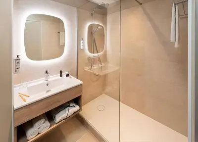 Salle de bains dans l'établissement Hôtel L'Escale Marine Valdys Resort & SPA