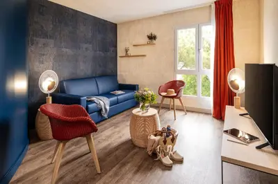 Télévision ou salle de divertissement dans l'établissement Hôtel L'Escale Marine Valdys Resort & SPA