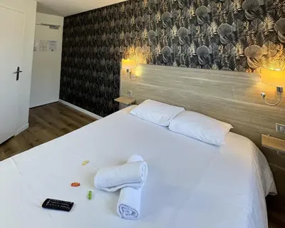 Un ou plusieurs lits dans un hébergement de l'établissement Couett'Hôtel Brest Port de plaisance, Les pieds dans l'eau