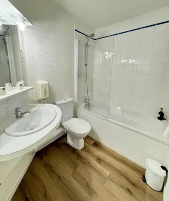 Salle de bains dans l'établissement Couett'Hôtel Brest Port de plaisance, Les pieds dans l'eau