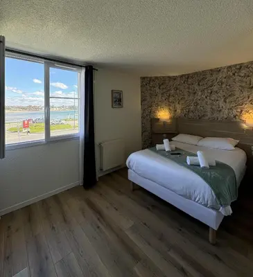 Un ou plusieurs lits dans un hébergement de l'établissement Couett'Hôtel Brest Port de plaisance, Les pieds dans l'eau