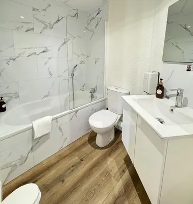 Salle de bains dans l'établissement Couett'Hôtel Brest Port de plaisance, Les pieds dans l'eau