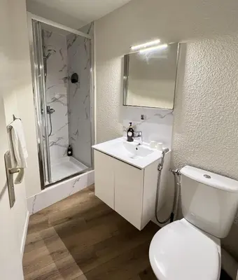 Salle de bains dans l'établissement Couett'Hôtel Brest Port de plaisance, Les pieds dans l'eau