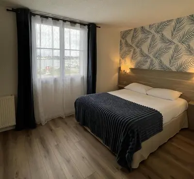 Un ou plusieurs lits dans un hébergement de l'établissement Couett'Hôtel Brest Port de plaisance, Les pieds dans l'eau