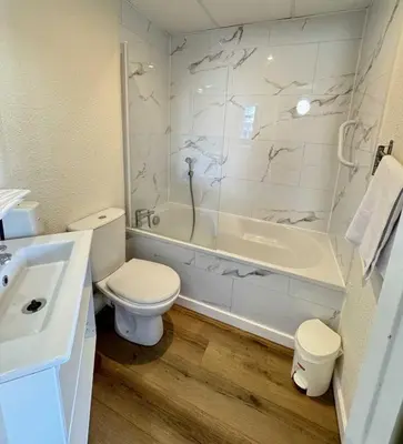 Salle de bains dans l'établissement Couett'Hôtel Brest Port de plaisance, Les pieds dans l'eau