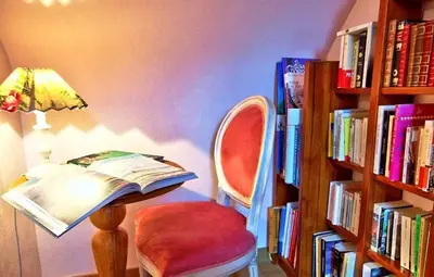 Bibliothèque dans la maison de vacances