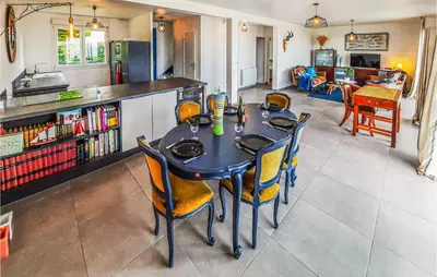 Cuisine ou kitchenette dans l'établissement Cozy Home In Plouarzel