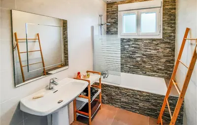Salle de bains dans l'établissement Cozy Home In Plouarzel