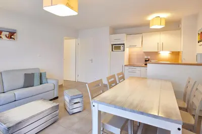Cuisine ou kitchenette dans l'établissement Résidence Vacances Bleues Les Jardins d'Arvor