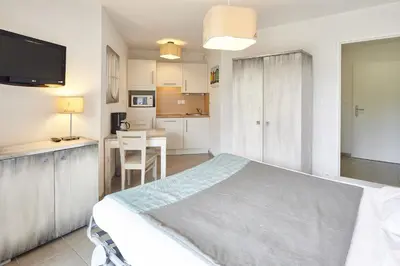 Cuisine ou kitchenette dans l'établissement Résidence Vacances Bleues Les Jardins d'Arvor