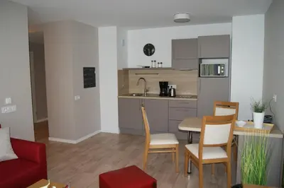 Cuisine ou kitchenette dans l'établissement Domitys La Chaloupe Bleue