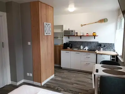 Cuisine ou kitchenette dans l'établissement Hôtel-Relais De Trefeuntec