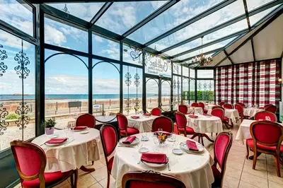 Restaurant ou autre lieu de restauration dans l'établissement La Cameline