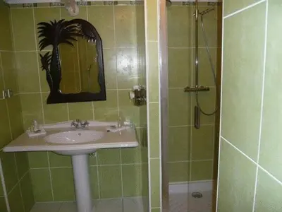 Salle de bains dans l'établissement La Cameline