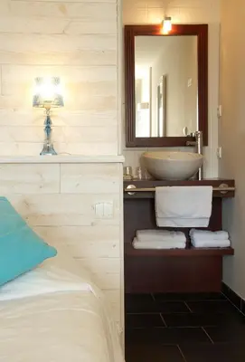 Salle de bains dans l'établissement Logis Hôtel Vent d'Iroise
