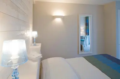 Un ou plusieurs lits dans un hébergement de l'établissement Logis Hôtel Vent d'Iroise