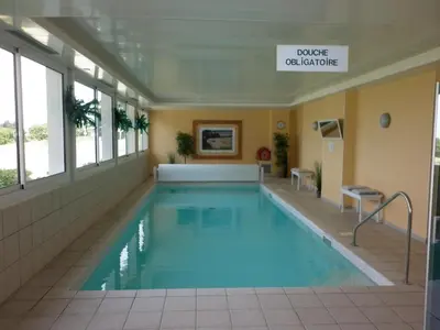 Piscine de l'établissement Résidence De La Corniche - vue sur mer ou située à proximité