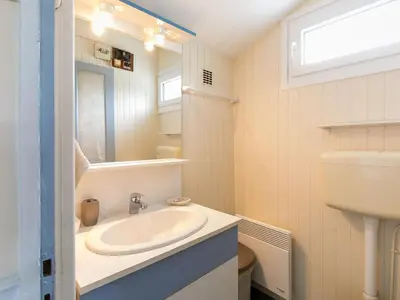 Salle de bains dans l'établissement Holiday Home La Littorine by Interhome