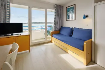 Télévision ou salle de divertissement dans l'établissement Résidence Pierre & Vacances la Corniche de la Plage