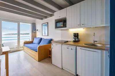 Cuisine ou kitchenette dans l'établissement Résidence Pierre & Vacances la Corniche de la Plage