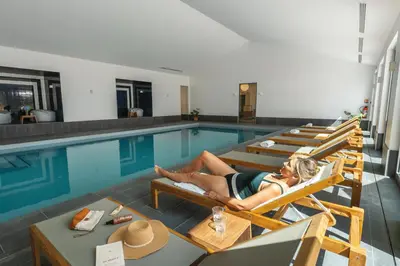 Piscine de l'établissement Hôtel Morgat Le Grand Hôtel De La Mer ou située à proximité