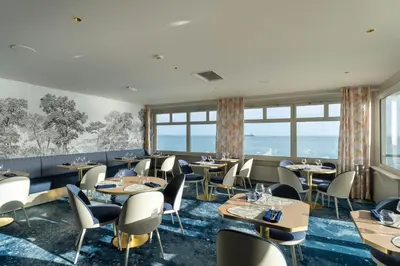 Coin salon dans l'établissement Hôtel Morgat Le Grand Hôtel De La Mer