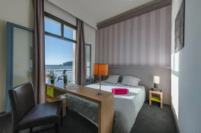 Un ou plusieurs lits dans un hébergement de l'établissement Hôtel Morgat Le Grand Hôtel De La Mer