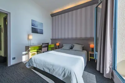 Un ou plusieurs lits dans un hébergement de l'établissement Hôtel Morgat Le Grand Hôtel De La Mer