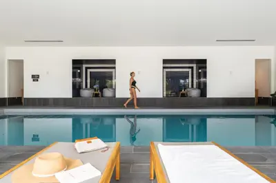 Piscine de l'établissement Hôtel Morgat Le Grand Hôtel De La Mer ou située à proximité
