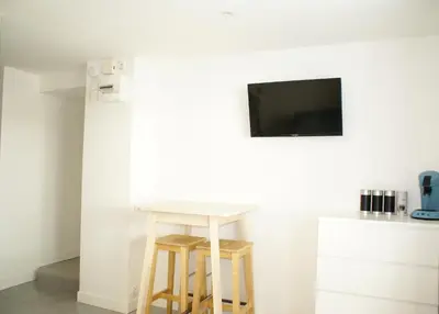 Télévision ou salle de divertissement dans l'établissement Studios meublés Brest Saint Marc