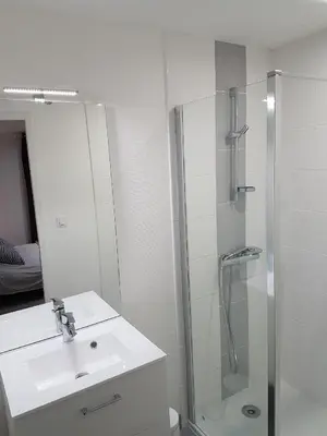Salle de bains dans l'établissement Studios meublés Brest Saint Marc