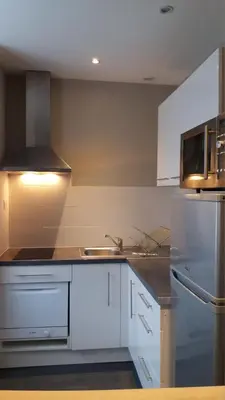 Cuisine ou kitchenette dans l'établissement Lesneven Appart Nuitee