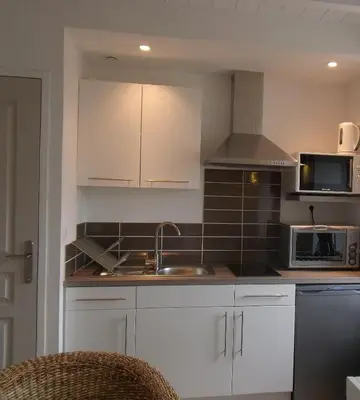 Cuisine ou kitchenette dans l'établissement Lesneven Appart Nuitee