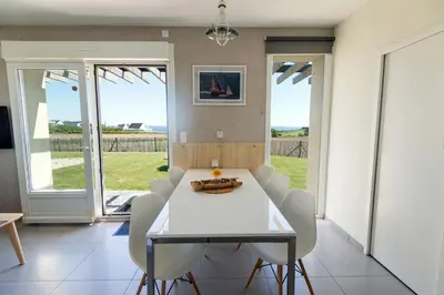 Télévision ou salle de divertissement dans l'établissement La maison des gardiens de l'Océan & spa - Les Gîte de Fabie - Plougonvelin