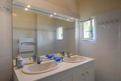 Salle de bains dans l'établissement “Maison en bord de mer à Loctudy avec vue sur le jardin.