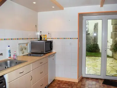 Plan de l'établissement Maison bretonne avec cour fleurie, WIFI et vélos à 1,4 km des plages à Trébeurden - FR-1-368-71