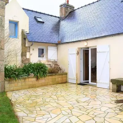 Maison bretonne avec cour fleurie