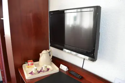 Télévision ou salle de divertissement dans l'établissement Hôtel Fontaine, Morlaix