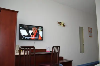 Télévision ou salle de divertissement dans l'établissement Hôtel Fontaine, Morlaix