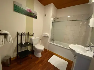 Salle de bains dans l'établissement Hôtel Fontaine, Morlaix