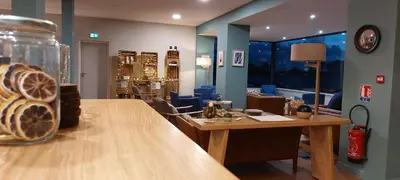 Coin salon dans l'établissement Logis le Castel Ac'h