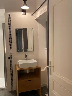Salle de bains dans l'établissement LA VILLE A LA MER N°1