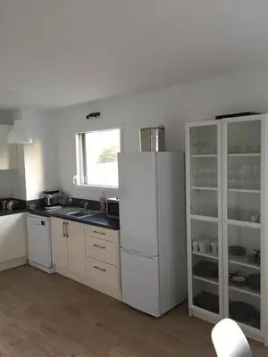 Cuisine ou kitchenette dans l'établissement Maison Jardin De La Baie - Parking - Jardin Clos - Douarnenez